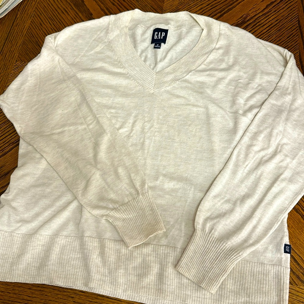 Gap light sweater size M long sleeve